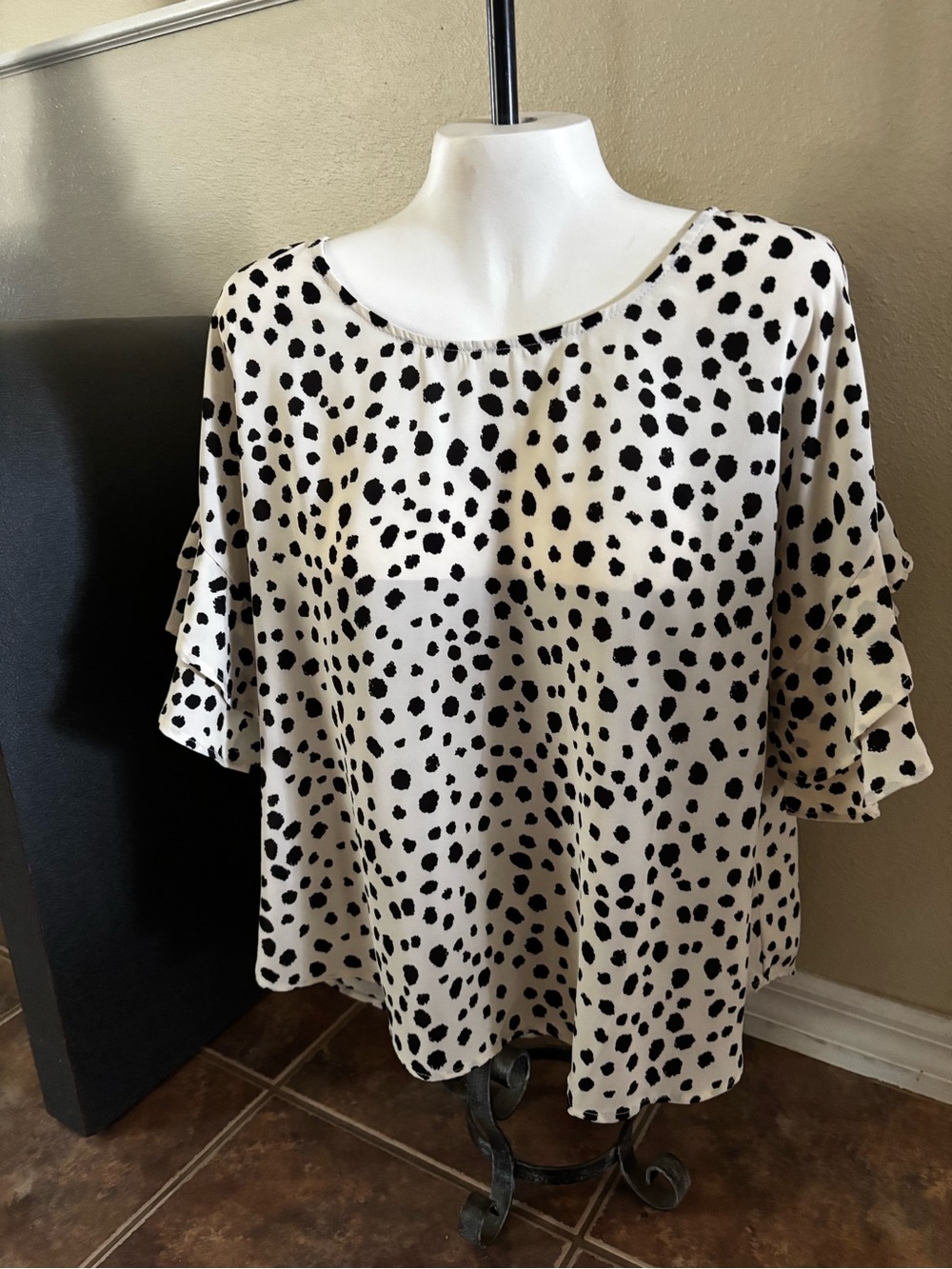 She + Sky Women's Cream and Black Dalmatian Print Flutter Sleeve Top